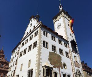 Sanierung der Fassade des Rathauses Grafeneckart in Würzburg - Musterfläche Malerei