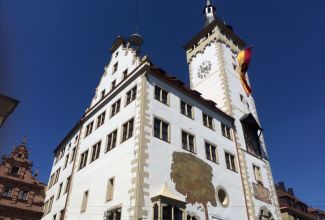Sanierung der Fassade des Rathauses Grafeneckart in Würzburg - Musterfläche Malerei