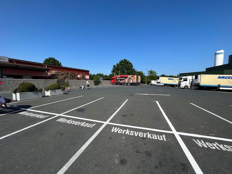 Markierungsarbeiten am HOWE Parkplatz